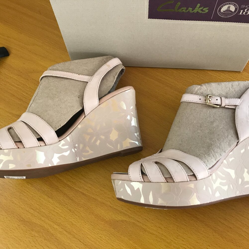 Clarks Women’s Size 10 Nude Leather Amelia Page Floral Wedge Sandals - Picture 4 of 7